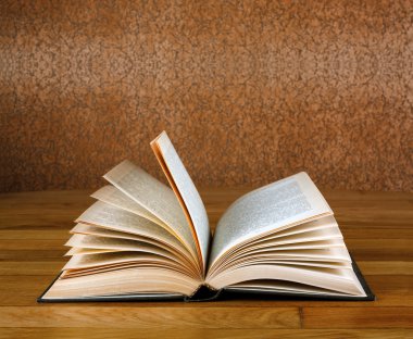 eski açık kitap