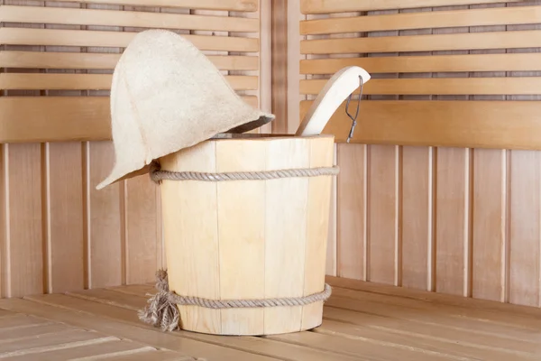 Dřevěná sauna s kbelík vody — Stock fotografie