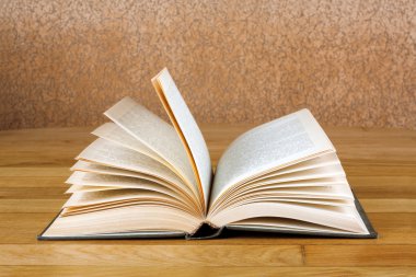 eski açık kitap