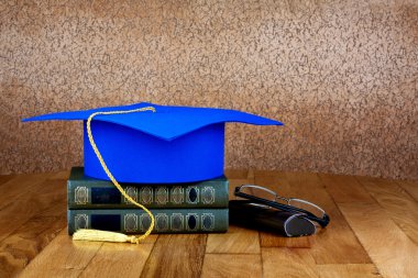 üstünde belgili tanımlık tepe-in yığın kitap kolej mezuniyet