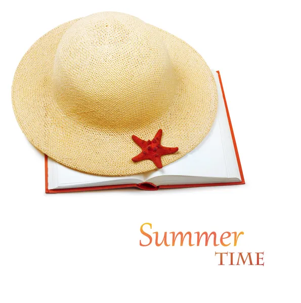 Straw hat with book and starfish — Stock Photo, Image