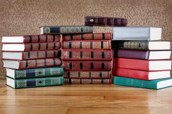 Montón de libros antiguos sobre una hermosa mesa de madera — Foto de Stock