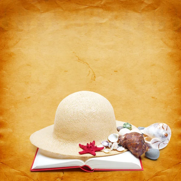 本の付いた麦わら帽子 — ストック写真