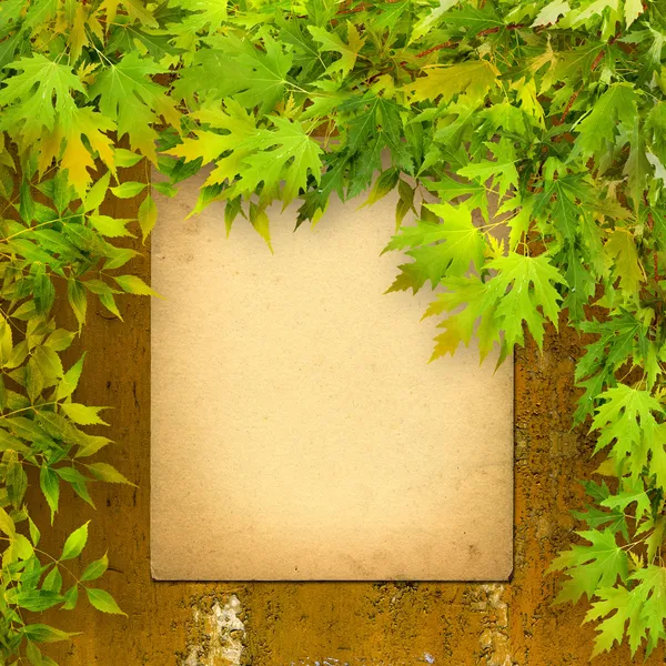 Oud papier notering op roestig ijzer muur — Stockfoto