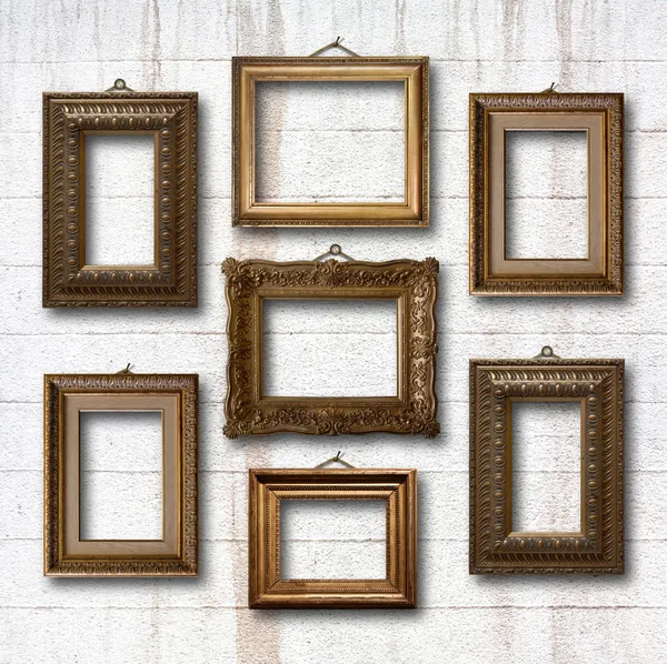 eski taş duvar yaldızlı ahşap çerçeveler