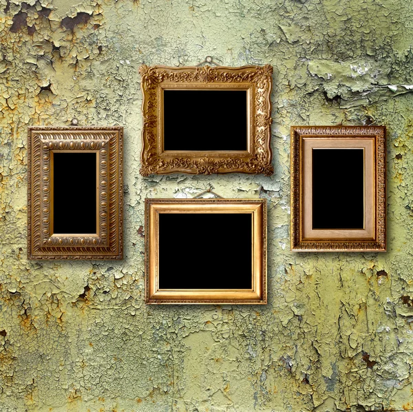 Houten frames voor foto's op oude roestige metalen muur verguld — Stockfoto