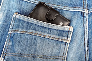 czarny skórzany portfel trzymać w tylnej kieszeni niebieski denim 