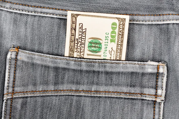 Uma nota de cem dólares a meter-se no bolso de trás de Denim Blac — Fotografia de Stock