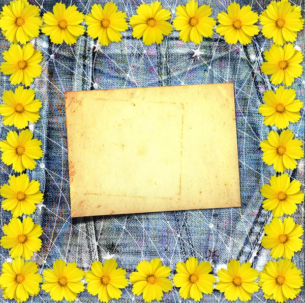 Alte Vintage Postkarte mit schönen gelben Blumen auf blauer Jeans — Stockfoto