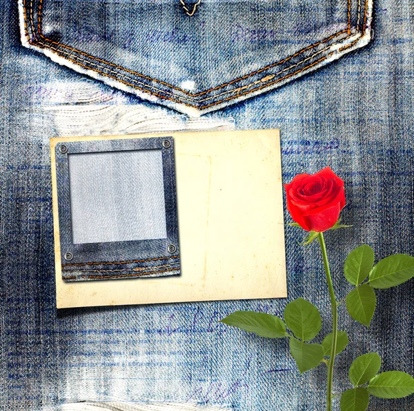 Vecchia cartolina vintage con bella rosa rossa su zaino jeans blu — Foto Stock