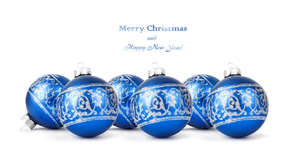 Голубые рождественские шары с серебряным орнаментом на белой спине — стоковое фото