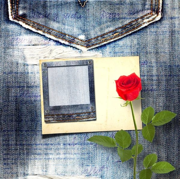 Старая винтажная открытка с красивой красной розой на рюкзаке синих джинсов — стоковое фото