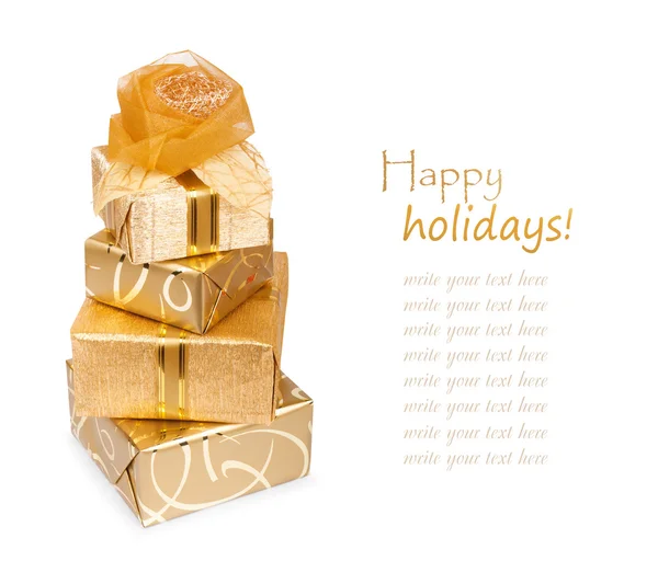Schöne Geschenkboxen in Goldpapier mit einer Seidenrose isoliert auf — Stockfoto