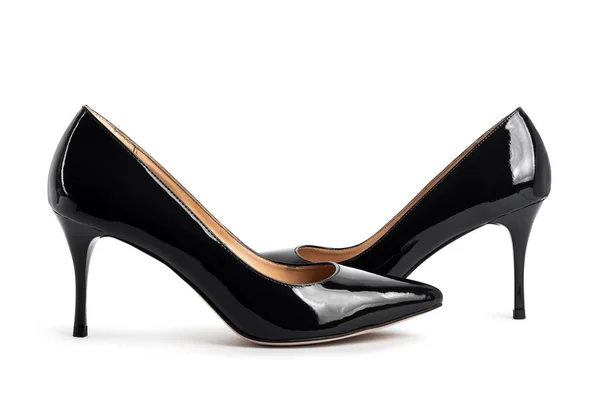美しい黒の白い背景に分離された古典的な女性靴 — ストック写真