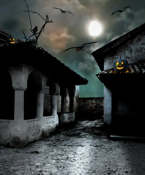 Halloween pumpkins in the yard of an old house at night in the b — Stock Photo, Image