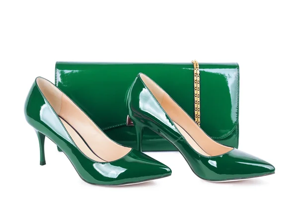 Schöne grüne Schuhe mit Clutches auf weißem isolierten Hintergrund — Stockfoto