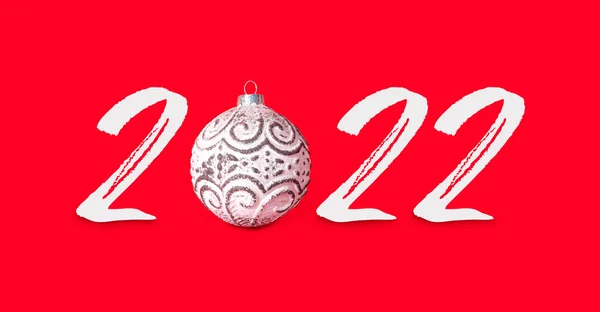 Neujahrskarte Mit Ball Und Text 2022 Auf Rotem Papier Hintergrund — Stockfoto