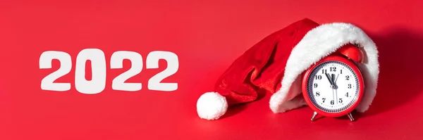 Rote Uhr Mit Weihnachtsmütze Zeit Für Weihnachtseinkäufe Leerkopierplatz Für Textkopierplatz — Stockfoto
