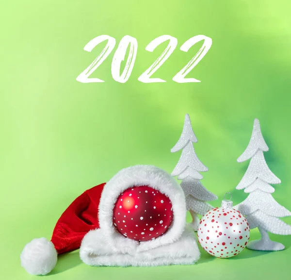 Rote Kugel Hut Des Weihnachtsmannes Mit Weißer Fichte Auf Grünem — Stockfoto