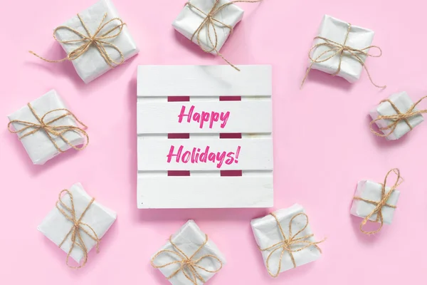 ピンクの背景にヴィンテージ包装紙にギフトボックスのヒープ 休日のための最小限の創造的な背景 — ストック写真