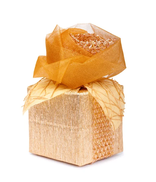 Όμορφη συσκευασία δώρου σε χρυσό χαρτί με ένα μεταξωτό τριαντάφυλλο απομονωμένη σε ένα — Φωτογραφία Αρχείου