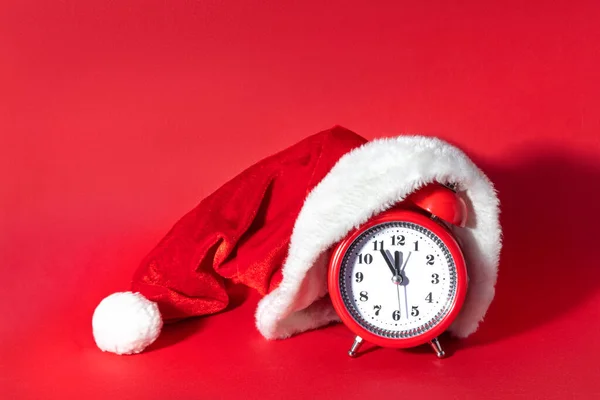 Noel Baba Şapkalı Kırmızı Saat Noel Alışverişi Zamanı Metin Için — Stok fotoğraf