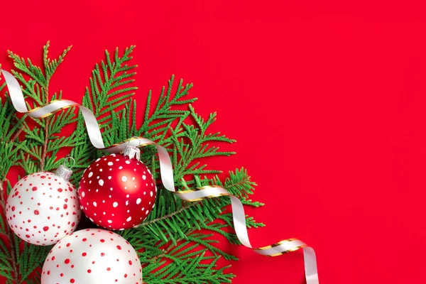 Πολύχρωμα Μπάλες Χριστουγέννων Και Κουτιά Δώρων Κλαδιά Δέντρων Κόκκινο Φόντο — Φωτογραφία Αρχείου