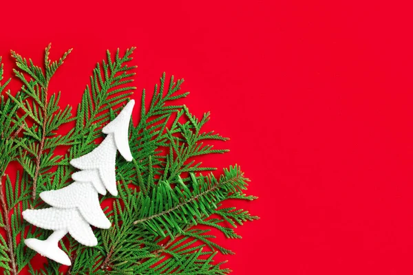 おもちゃ緑の紙の背景に枝のスプルースとベリーとクリスマスの白い木 新年のクリエイティブグリーティングカード — ストック写真