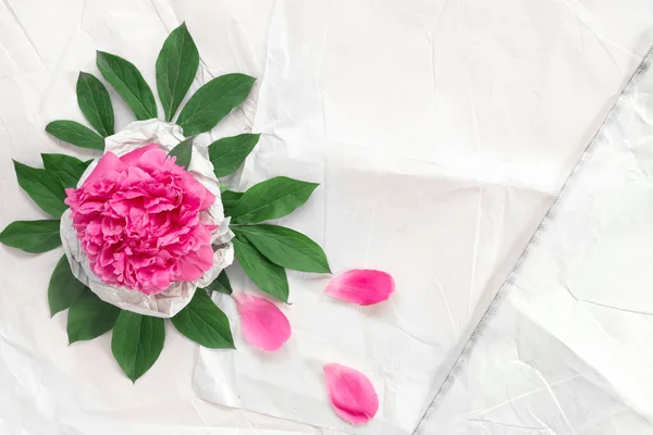 Bukiet Pięknych Delikatnych Różowych Piwonii Tle Klasycznego Papieru Pakowania Minimalne — Zdjęcie stockowe