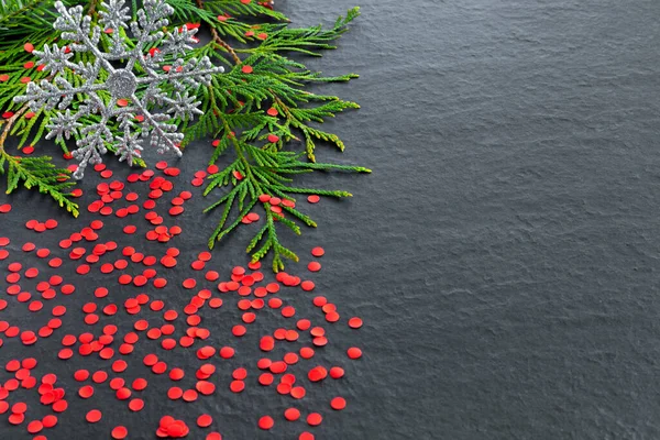 Juguete Árbol Blanco Navidad Con Ramas Abeto Bayas Sobre Fondo — Foto de Stock