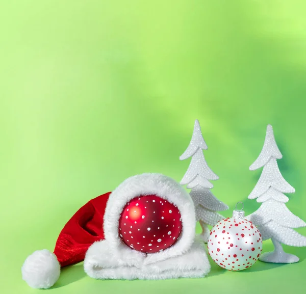 Rote Kugel Hut Des Weihnachtsmannes Mit Weißer Fichte Auf Grünem — Stockfoto