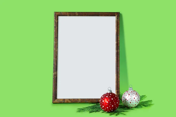 Moldura Madeira Com Decoração Ano Novo Fundo Verde Bolas Natal — Fotografia de Stock