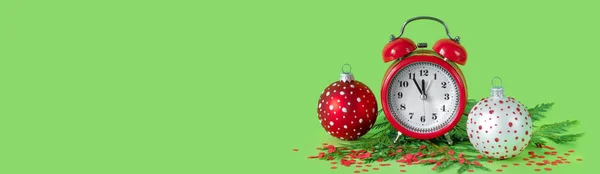 Palline Natale Rosse Bianche Coriandoli Sveglia Rami Albero Sfondo Carta — Foto Stock