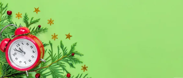 Ξυπνητήρι Κλαδιά Δέντρων Πράσινο Φόντο Χαρτί Λεπτά Πριν Την Πρωτοχρονιά — Φωτογραφία Αρχείου