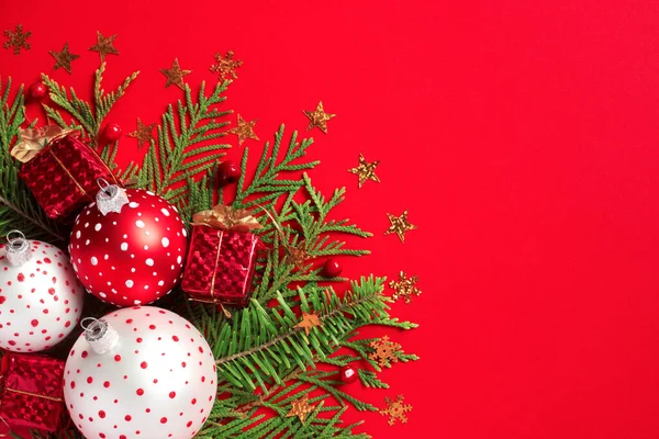 Bunte Weihnachtskugeln Und Geschenkschachteln Mit Ästen Auf Rotem Papier Hintergrund — Stockfoto