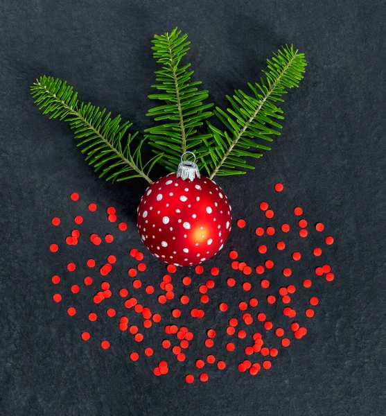 Białe Czerwone Kulki Świąteczne Konfetti Wakacyjne Noworoczne Gałęzie Drzew Czarnym — Zdjęcie stockowe