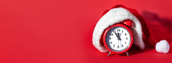 Rode Klok Met Kerstmuts Tijd Voor Kerstinkopen Blanco Kopieerruimte Voor — Stockfoto