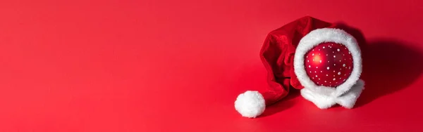 Boule Noël Multicolore Dans Chapeau Père Noël Sur Fond Rouge — Photo