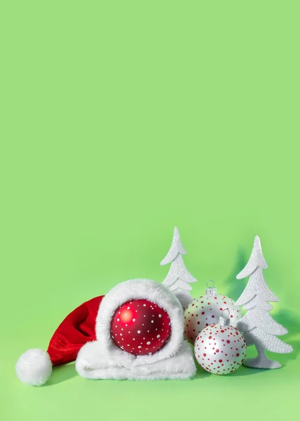 Pelota Roja Sombrero Santa Claus Con Abeto Blanco Sobre Fondo —  Fotos de Stock