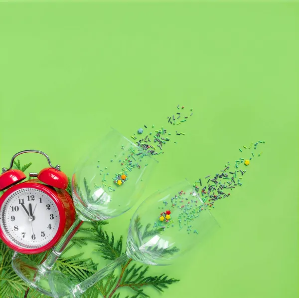 Wekker Met Boomtakken Een Glas Champagne Groene Papieren Ondergrond Vijf — Stockfoto