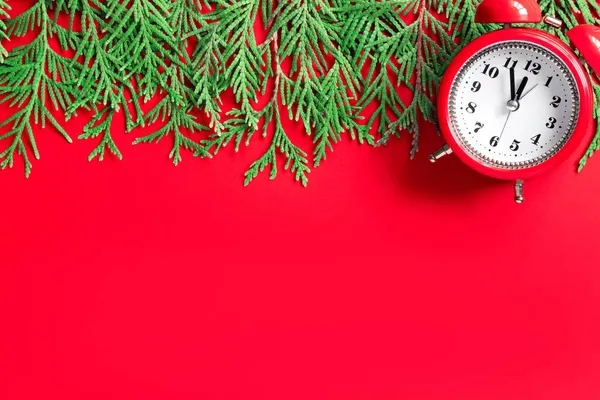 Wecker Mit Ästen Auf Rotem Papier Hintergrund Minuten Vor Neujahr — Stockfoto