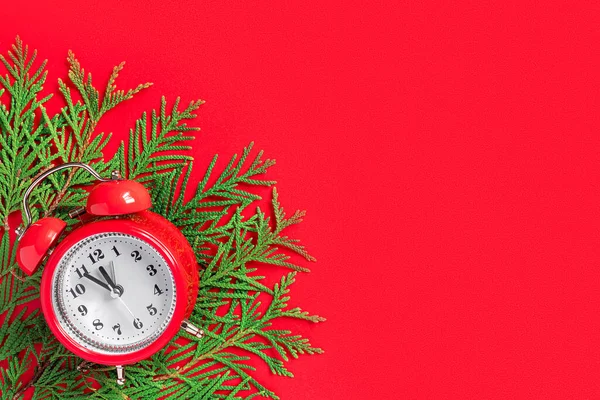 Reloj Despertador Con Ramas Árbol Sobre Fondo Papel Rojo Minutos —  Fotos de Stock