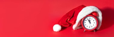Noel Baba şapkalı kırmızı saat. Noel alışverişi zamanı. Metin için boş kopyalama alanı