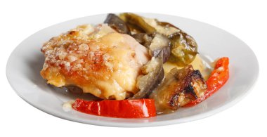 Geleneksel köy usulü tavuk ve sebze güveci. Tabakta domates, biber ve siyah zeytin var. Beyaz arka grubunda izole edilmiş