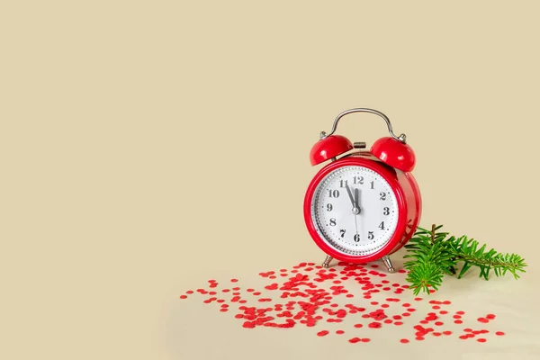 Evergreen Sparren Takken Rode Wekker Nieuwjaars Confetti Beige Papieren Ondergrond — Stockfoto