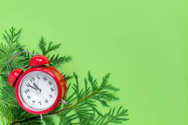 Wecker Mit Ästen Auf Grünem Papierhintergrund Minuten Vor Neujahr Kreatives — Stockfoto