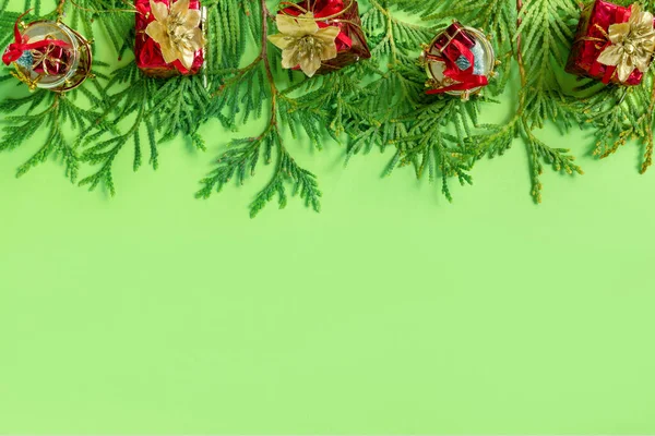 Rote Geschenkboxen Mit Goldgeflecht Und Zweigen Des Neujahrsbaumes Auf Grünem — Stockfoto