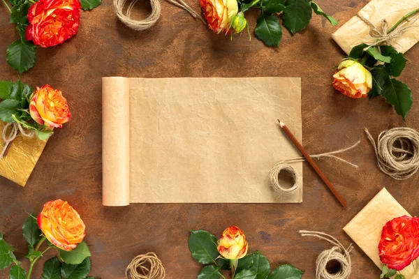 Kağıt Ambalajlı Hediyeler Klasik Sarı Paket Kağıtları Rulo Süsleme Için — Stok fotoğraf