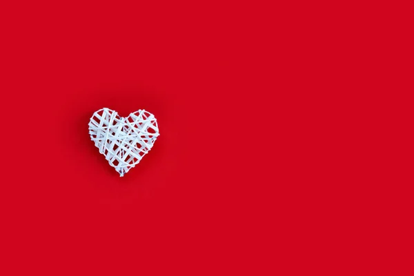 Schönes Herz Auf Rotem Papierhintergrund Zum Valentinstag Kreative Grußkarte — Stockfoto