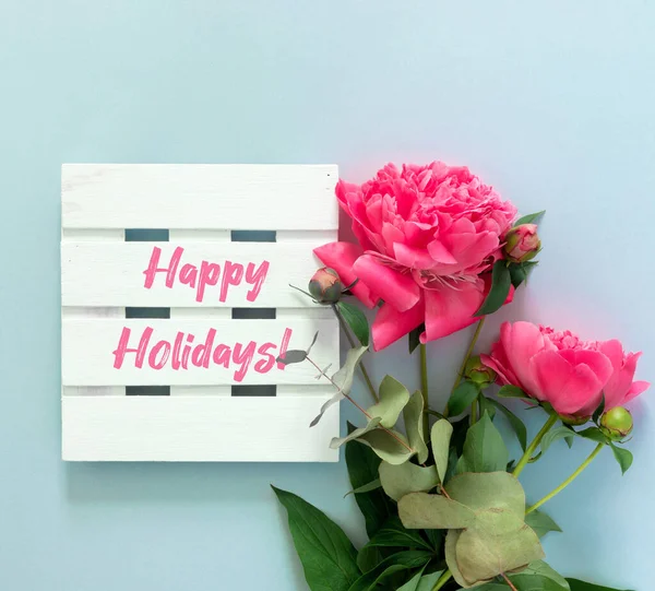 Ramo Hermosas Peonías Rosadas Con Cajas Regalo Papel Tablero Madera —  Fotos de Stock